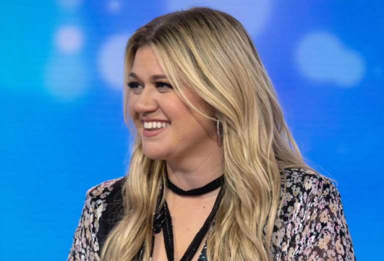 Kelly Clarkson Shades Ex Brandon Blackstock With Cover of Heartbreak Anthem all-available